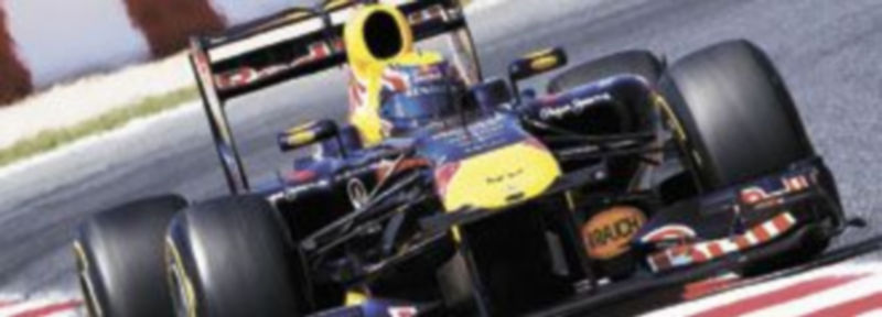 El australiano Mark Webber conduce su Red Bull en la tercera sesión de los entrenamientos libres del Gran Premio de España. / Reuters