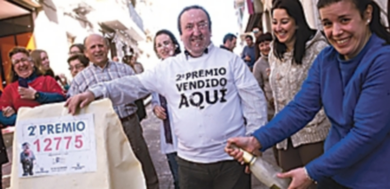 El segundo premio fue el más madrugador en décadas 1 Algunos vecinos de la localidad cordobesa de Luque celebran con júbilo el segundo premio del número 12.775. / Fotos: Efe