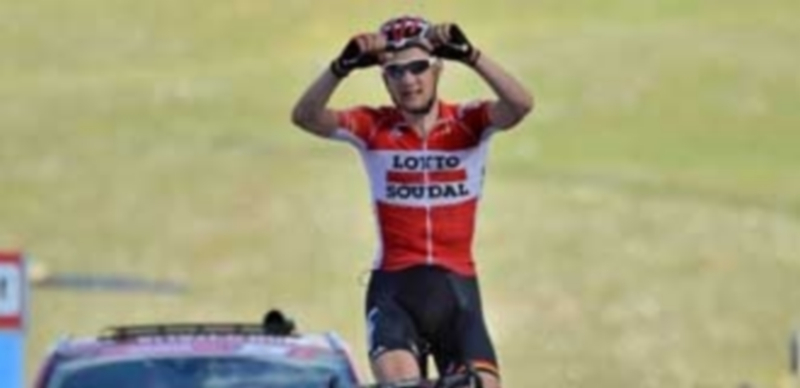 El ciclista belga Tim Wellens cruza la línea de meta en la etapa de ayer. / EFE