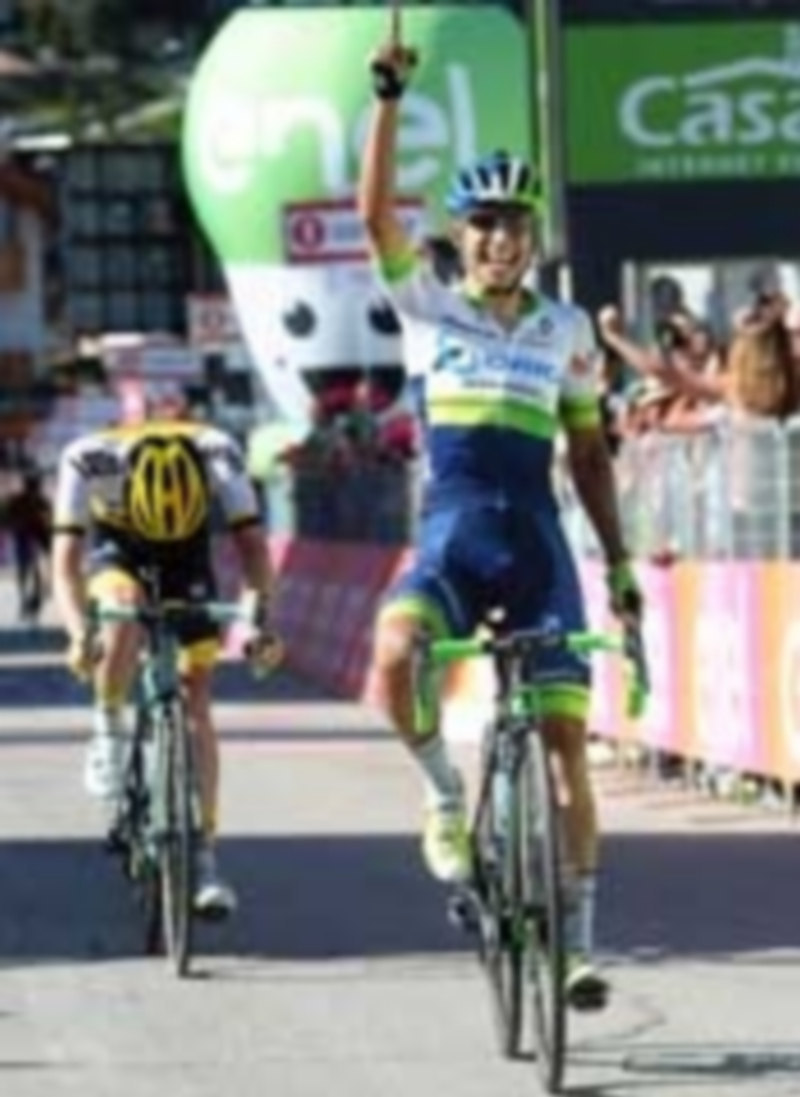 El ciclista colombiano Esteban Chaves celebra su victoria en el Giro. / EFE