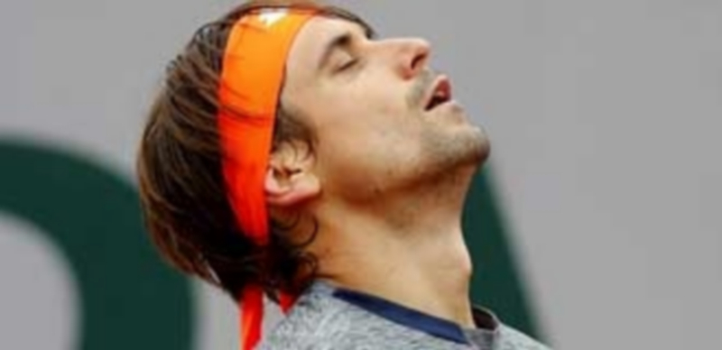 El tenista español David Ferrer se lamenta durante el partido de ayer. / EFE