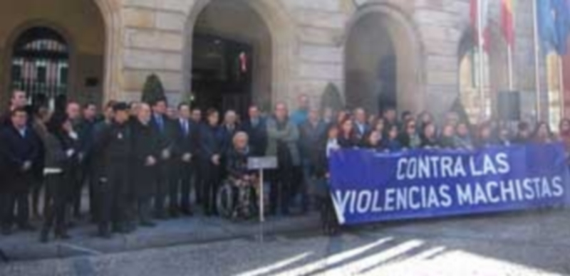 Un grupo de personas muestran su rechazo a la violencia de género durante una manifestación en Gijón. / Europa Press