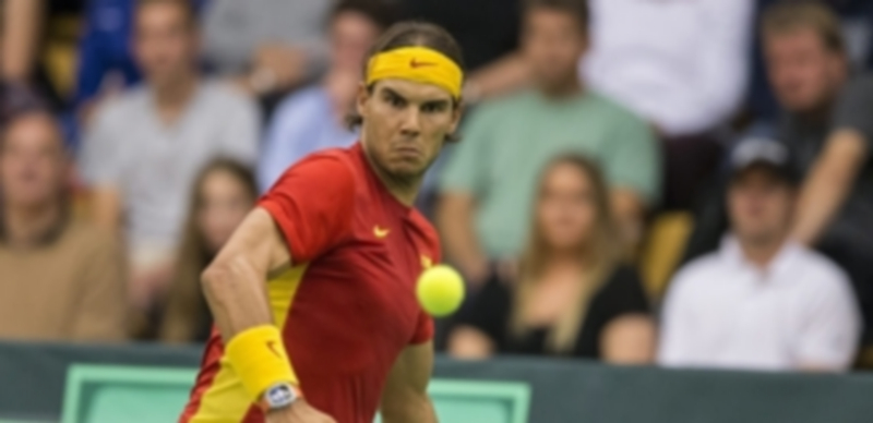 Nadal devuelve la pelota a Mikael Torpegaard durante el primer partido de la eliminatoria entre España y Dinamarca. / EFE