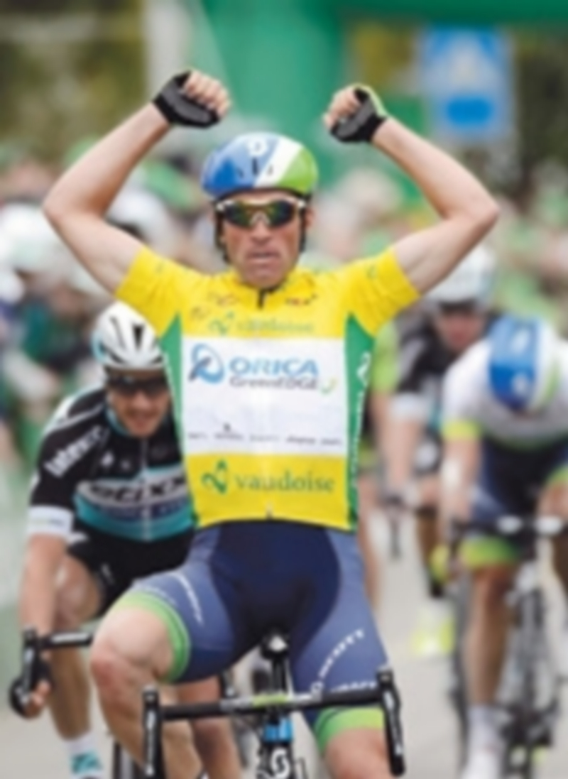 El ciclista suizo celebrando su victoria en la tercera etapa de la competición. / EFE