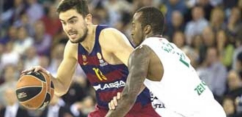 El base culé Tomas Satoransky (izq) defiende el balón ante el jugador estadounidense del Zielona Gora
