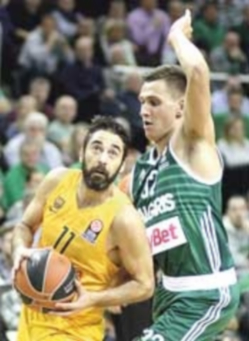 Juan Carlos Navarro (con el balón) tomó el mando ofensivo del Barça en la segunda parte para asegurar la victoria. / EFE