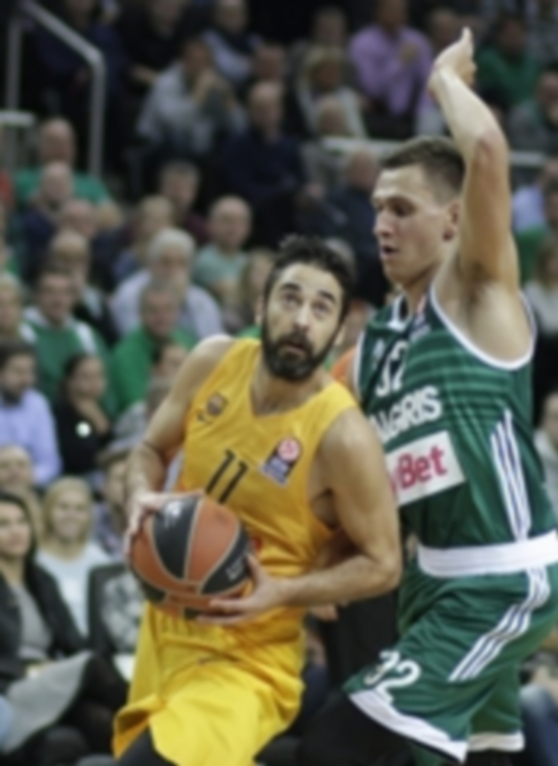 Navarro controla el balón durante el último partido frente al Zalgiris Kaunas. / EFE