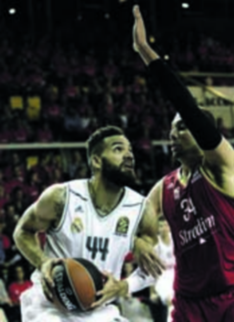 El madridista Jeffery Taylor (izq)