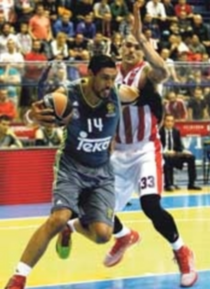 El madridista Gustavo Ayon (i) intenta escapar del marcaje de Maik Zirbes. / EFE