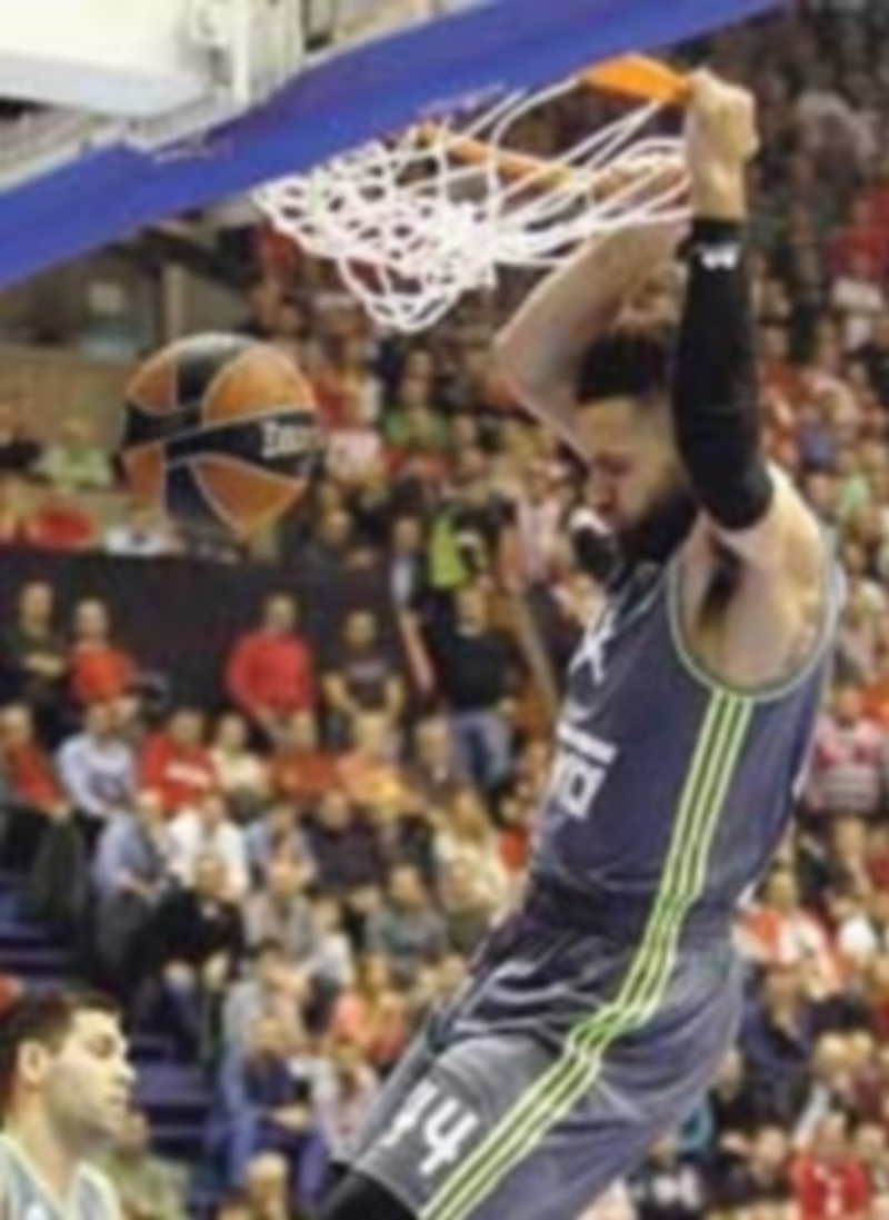 Taylor hace un mate durante el último partido del Real Madrid en Euroliga. / EFE