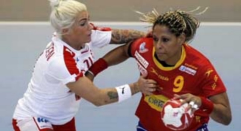 Marta Mangué controla el balón durante un partido reciente ante Dinamarca. / EFE