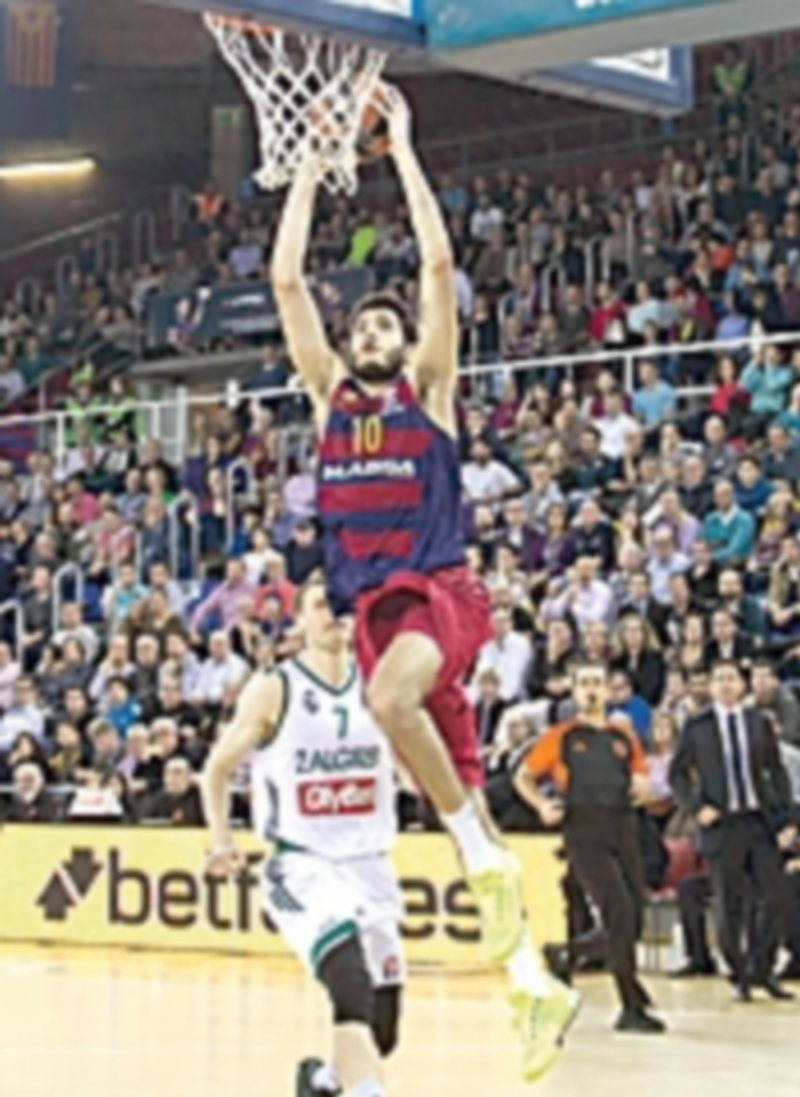 El alero azulgrana Abrines busca la canasta en el partido contra el Zalgiris. / EFE
