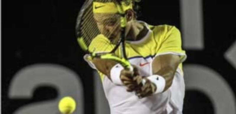 Rafa Nadal devuelve una pelota durante el partido contra Pablo Carreño. / EFE