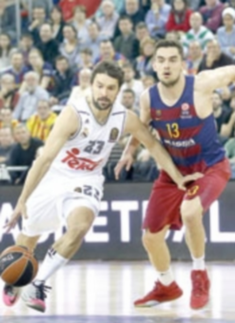Llull dribla a Satoransky durante el Barça-Real Madrid de la última jornada. / EFE
