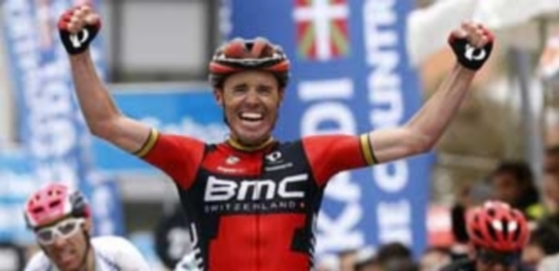 Samuel Sánchez celebra su victoria en la meta de Orio tras irse bajando Aia. / EFE