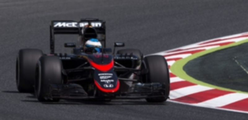 Fernando Alonso pilota el McLaren durante la segunda tanda de entrenamientos libres del Gran Premio de España que se disputa en el Circuito de Barcelona. / EFE