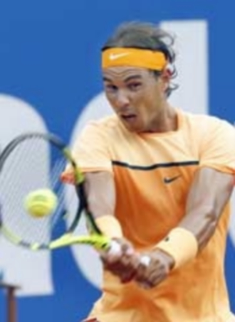 Nadal devuelve una bola al italiano Fabio Fognini durante el partido de ayer. / EFE