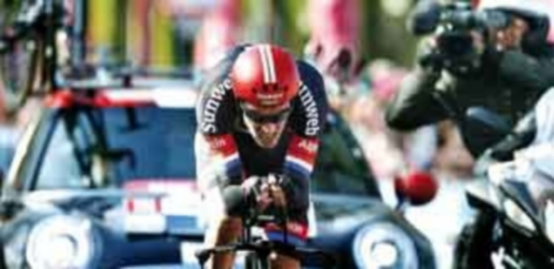 Dumoulin ganó la primera etapa en tierras holandesas y es el primer líder. / EFE