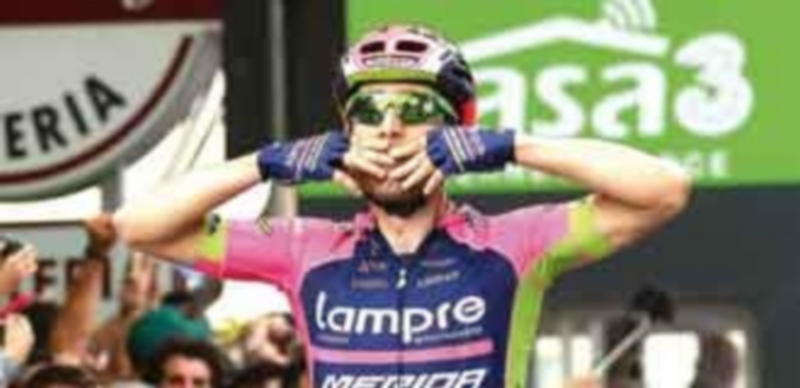 Diego Ulissi cruza la meta de Asolo como vencedor después de imponerse al sprint a Andrey Amador y a Bob Jungels. / EFE