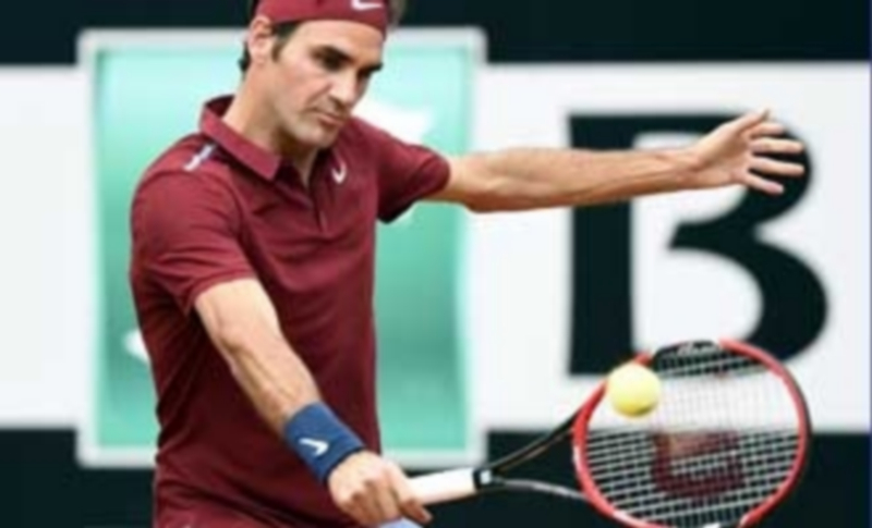 Federer devuelve una bola durante el pasado Masters 1.000 de Roma. / EFE