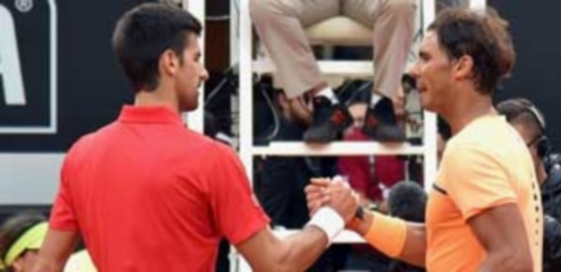 Nadal felicita a Djokovic después de caer eliminado en el Masters de Roma. / EFE
