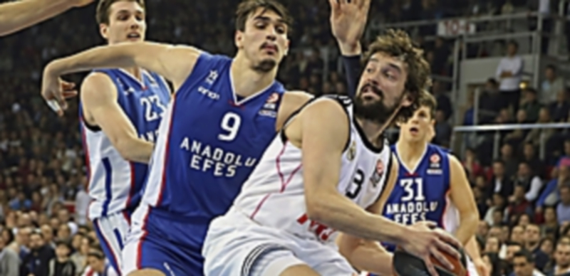 El madridista Sergio Llull protege al balón ante la presión de Dario Saric. / EFE