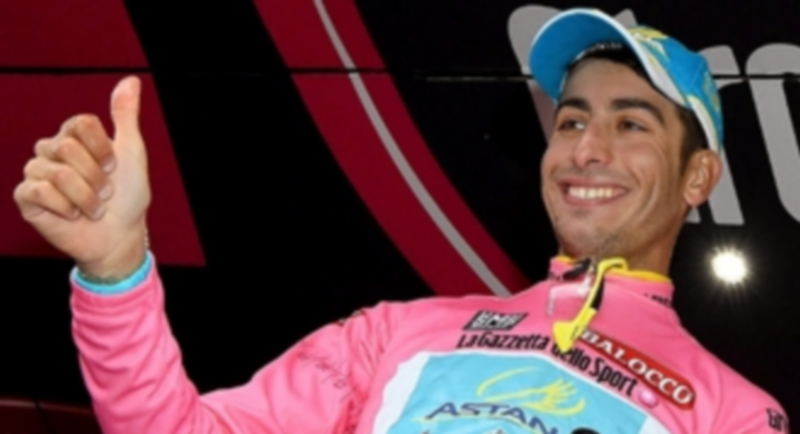 Fabio Aru no se vio involucrado en la montonera y pudo arrebatar el liderato de la general a Alberto Contador. / EFE