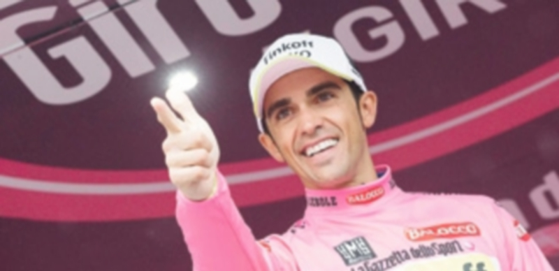 Contador dio toda una lección sobre la bicicleta a pesar del aparatoso accidente sufrido que le lesionó el hombro. / EFE