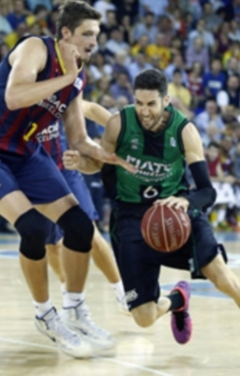 El azulgrana Tibor Pleiss (izq) trata de detener el avance de Sergi Vidal. / EFE