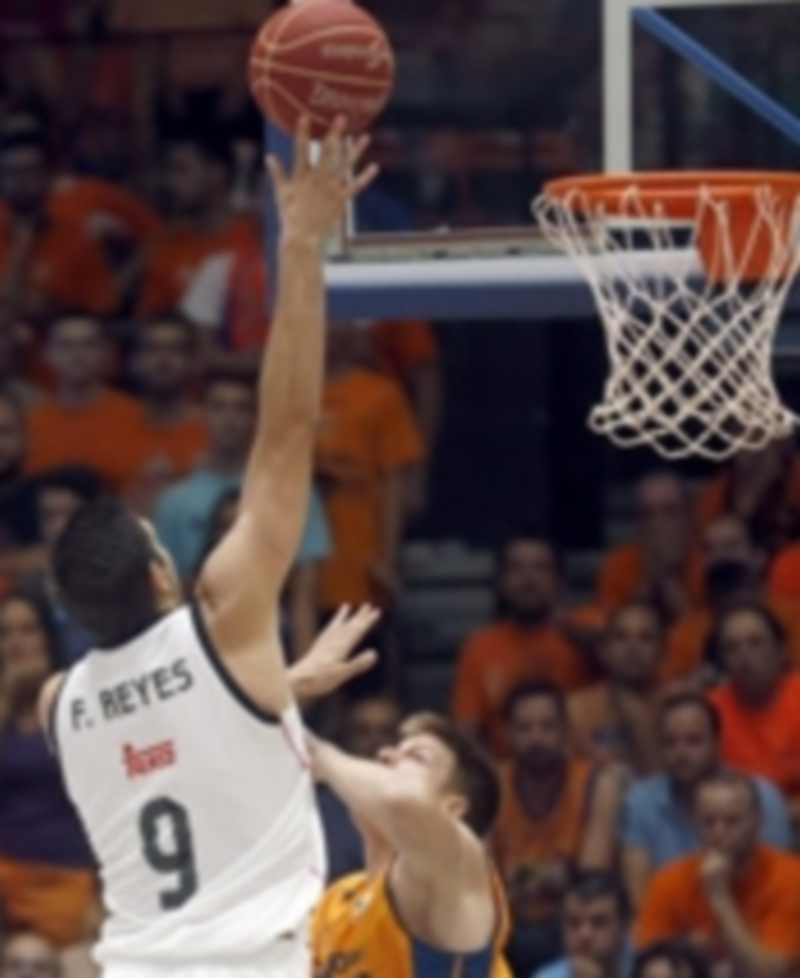 Felipe Reyes busca una canasta. / EFE