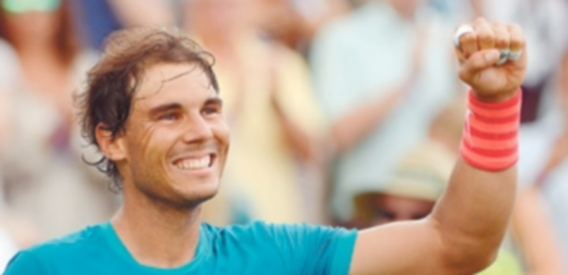 Nadal celebra su contundente victoria en la semifinal del torneo de Stuttgart ante el francés Gael Monfils. / EFE