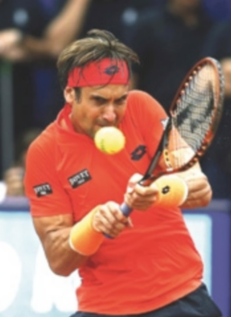 David Ferrer devuelve una bola durante el partido ante Philipp Kohlschreiber. / EFE
