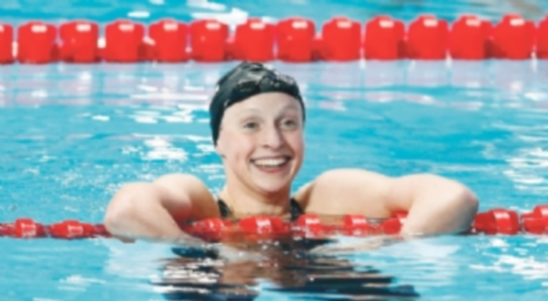 La nadadora estadounidense Katie Ledecky tras ganar un nuevo oro en la final de los 200 metros libres femeninos. / EFE