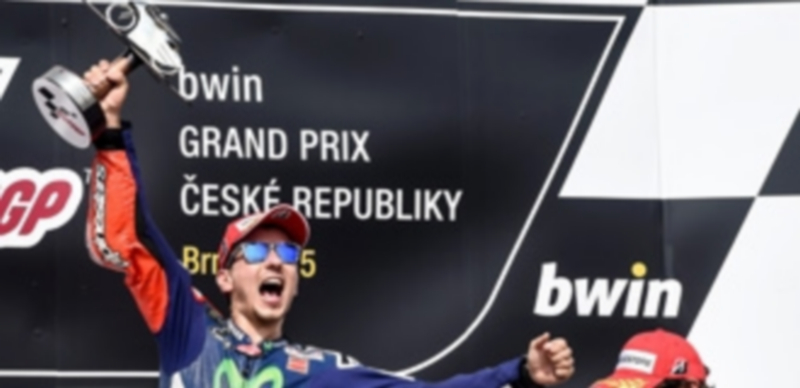 Jorge Lorenzo festeja la victoria conseguida en el circuito checo de Brno