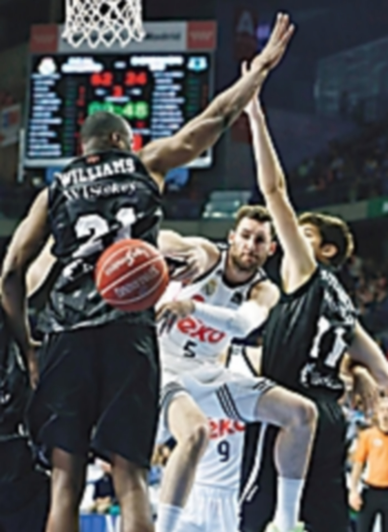 Rudy Fernández intenta pasar el balón en el partido ante el Bilbao Basket. / EFE