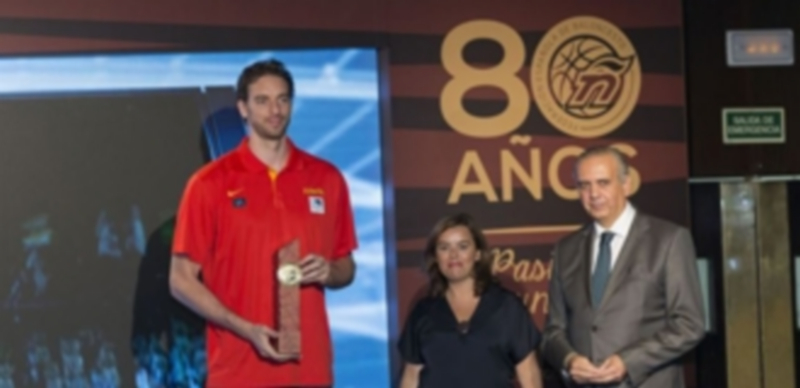 Pau Gasol junto a Soraya Sáenz de Santamaría en el acto de homenaje de los 80 años del primer partido de la selección / E.P.
