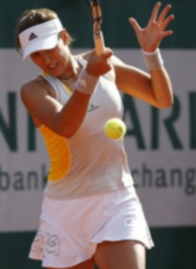 Garbiñe Muguruza devuelve una pelota durante el partido ante Camila Giorgi. / EFE