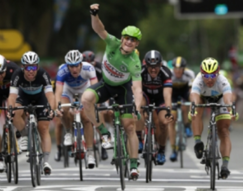 André Greipel (centro) celebra su victoria en la quinta etapa del Tour. / EFE