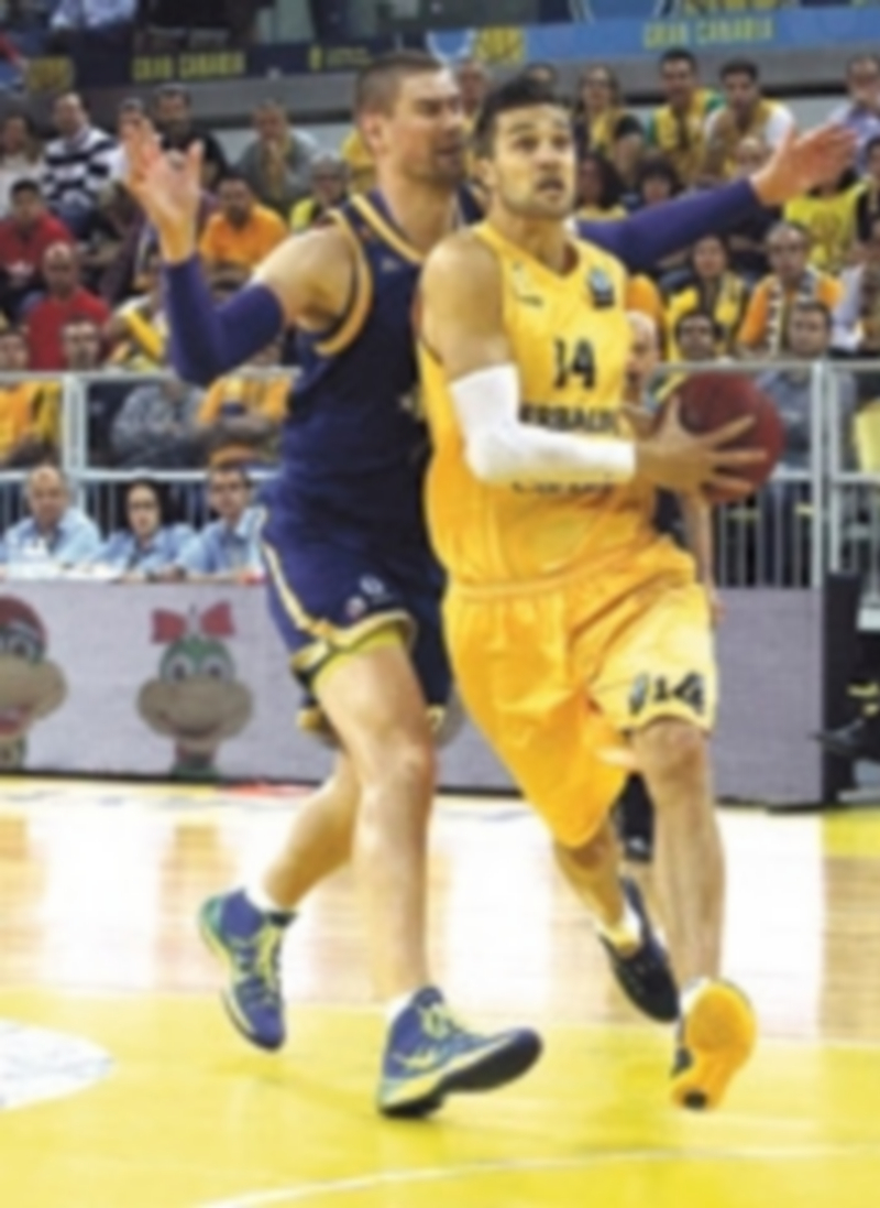 Levon Kendall (delante) entra a canasta ante la oposición de Paul Davis. / EFE