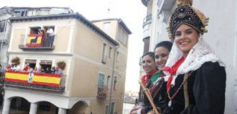 Corregidora y damas en el balcon Consistorial tras el pregón con los peñistas y vecinos al fondo en la Plaza Mayor. / Gabriel Gómez