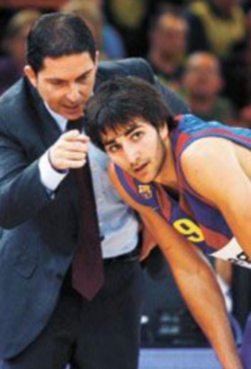 Xavi Pascual da instrucciones al base Ricky Rubio. / Reuters