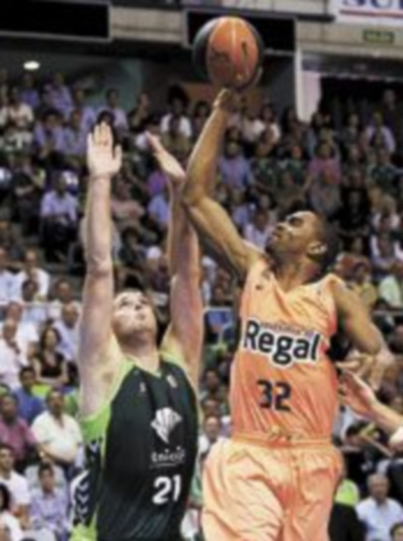 Igor Antón celebra su triunfo en solitario en el Monte Zoncolan. / REUTERS