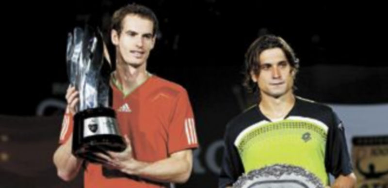 Andy Murray y David Ferrer posan durante la entrega de premios tras finalizar el encuentro. / Reuters