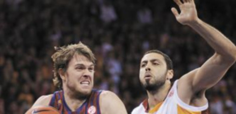 Wallace intenta encestar ante Cevher Ozer en el duelo disputado en el Sinan Erdem Arena de Estambul. / Efe.