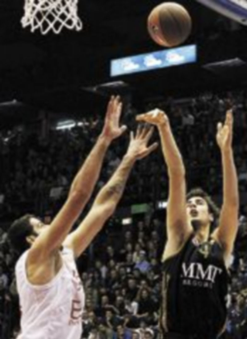 Tomic lanza en el duelo del pasado martes en el Milán. / Reuters.