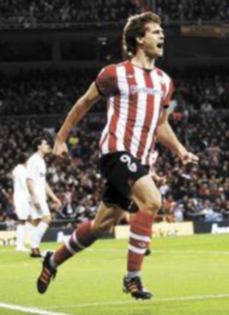 El delantero riojano Fernando Llorente fue el autor del ‘hat trick’ que dio el triunfo al conjunto rojiblanco. / Reuters