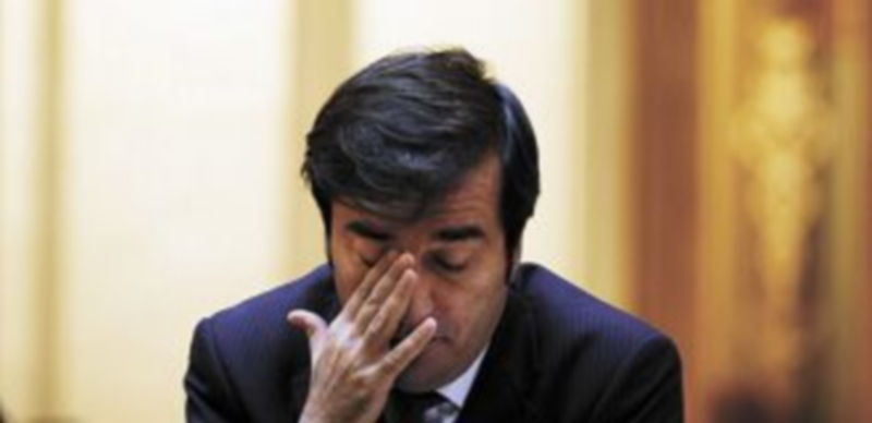 Un inversor deja de mirar la pantalla por un instante durante la jornada de la Bolsa madrileña./ Reuters.