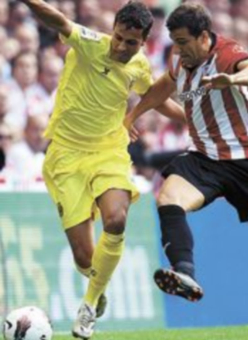 Borja Ekiza (d) intenta robarle la pelota a Nilmar. / Luis Tejido (Efe)