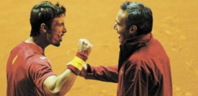 Ferrero y el capitán Corretja celebran la victoria en el primer partido. / Reuters