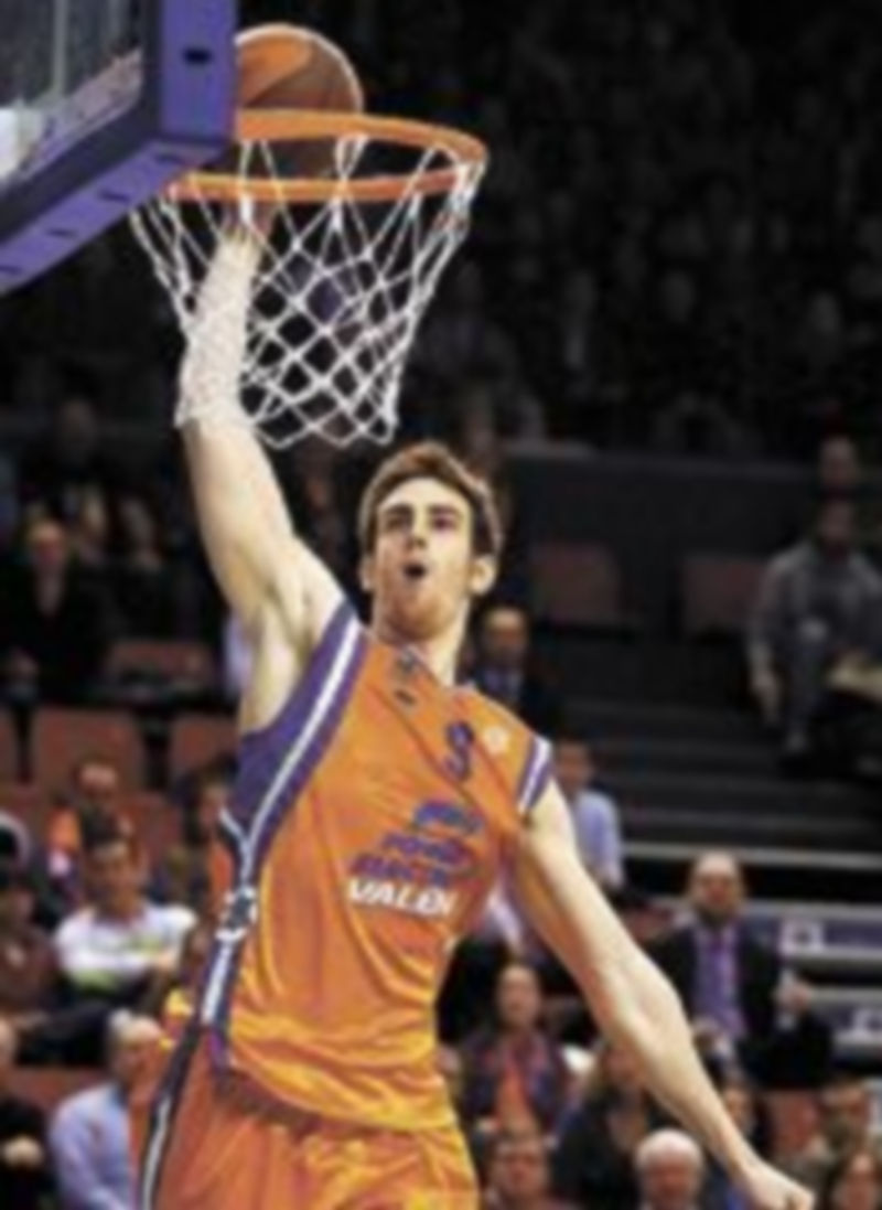 Víctor Claver anotó 10 puntos ante los lituanos. / Reuters.